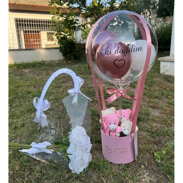 Beyaz Kişiselleştirilebilir Çantada Solmayan Güller & Pembe Balon Kutusu