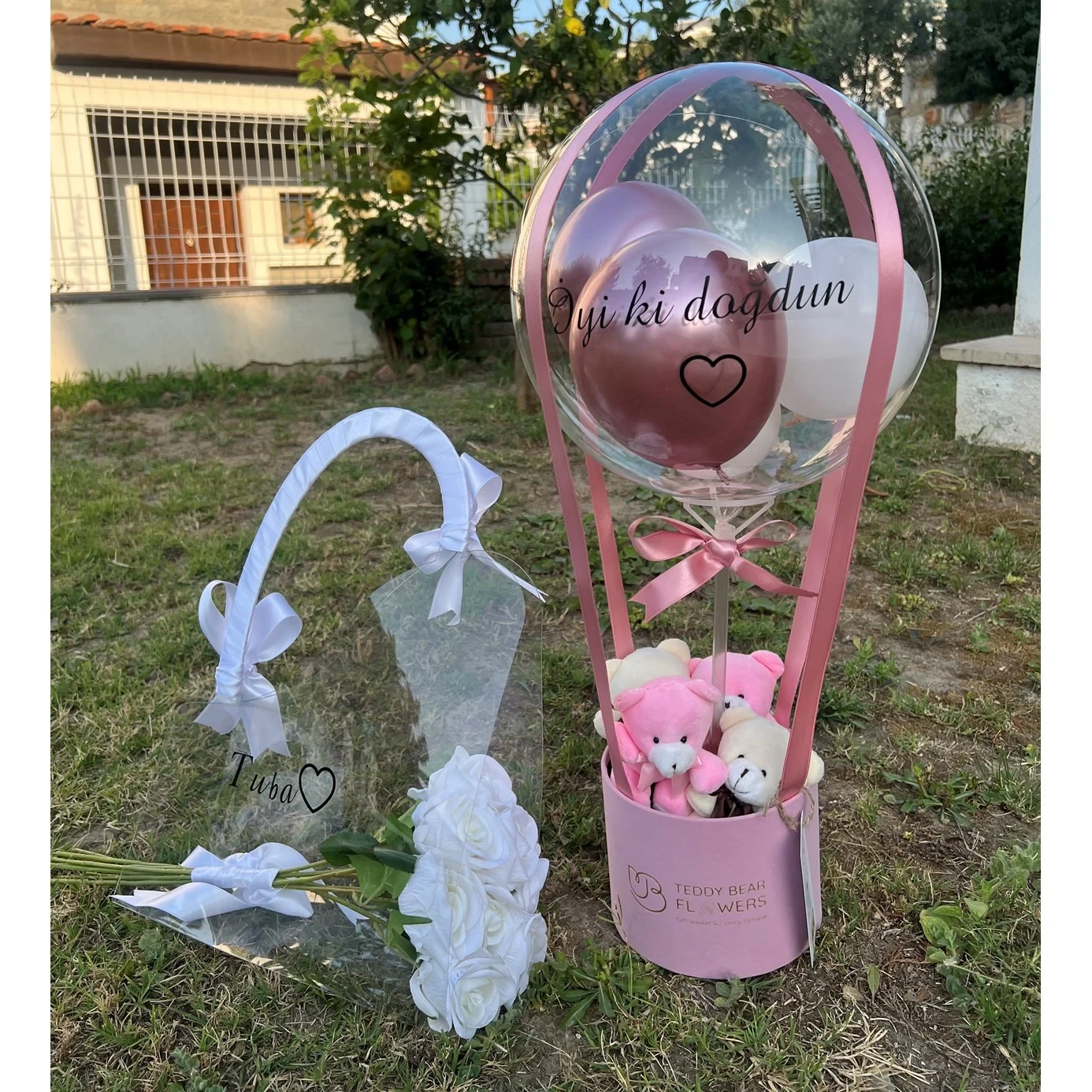 Beyaz Kişiselleştirilebilir Çantada Solmayan Güller & Pembe Balon Kutusu