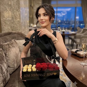Kişiye Özel Pleksi Çantada Canlı Kırmızı Güller & Ferrero Rocher Çikolatalar | Lüx Sunum
