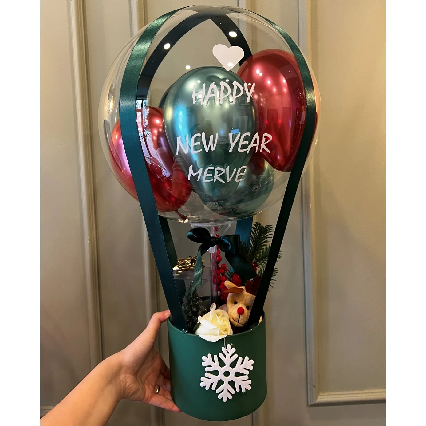 Yeni Yıl Hediyesi - Geyik Peluş, Ağaç Mum, Islak Güllü Yeşil Tasarım Balon Kutusu I Kişiye Özel
