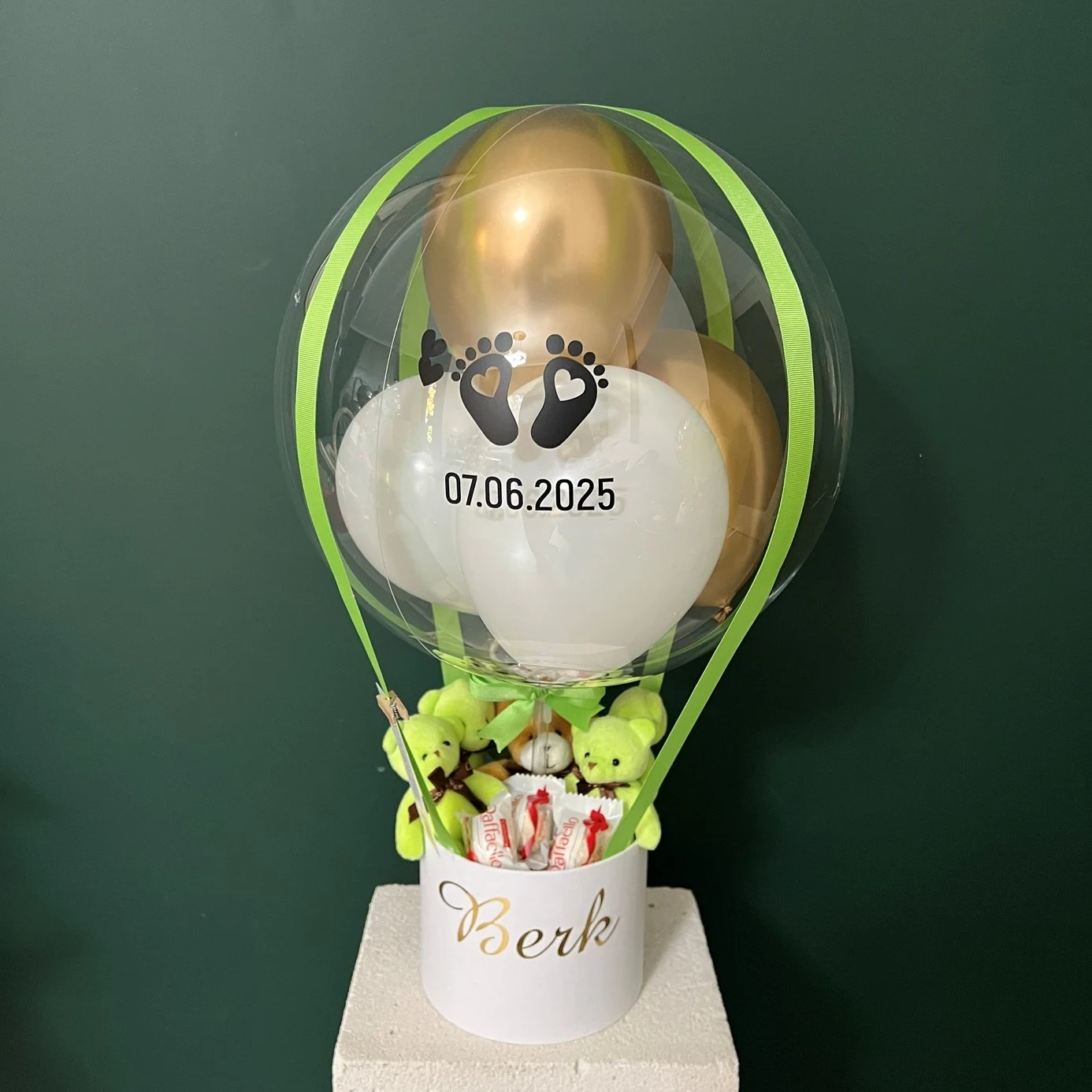 Yenidoğan Erkek Bebek Yeşil & Gold Ayıcıklı Balon Kutusu & Çantada Solmayan Beyaz Güller Set