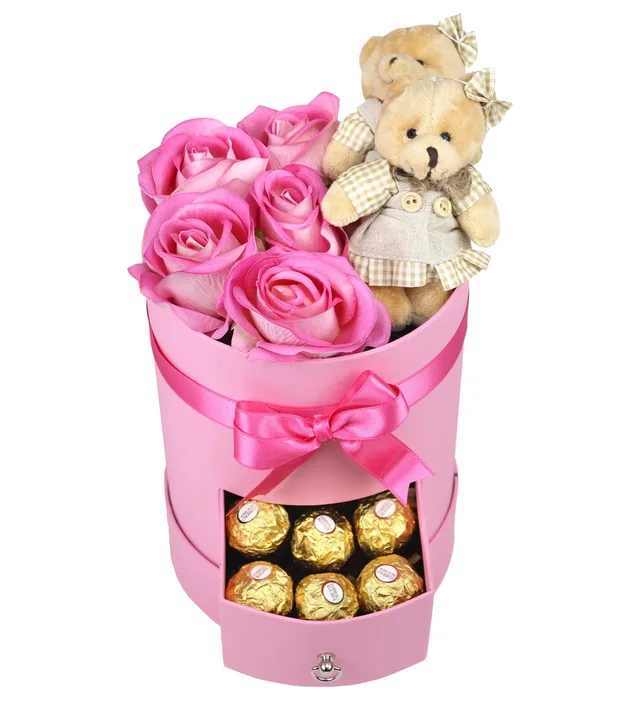 Hediye Kutusu - Pembe Tasarım - Pembe Kalıcı Güller & Elbiseli Ayıcıklar & Ferrero Rocher | Aynı Gün Teslimat