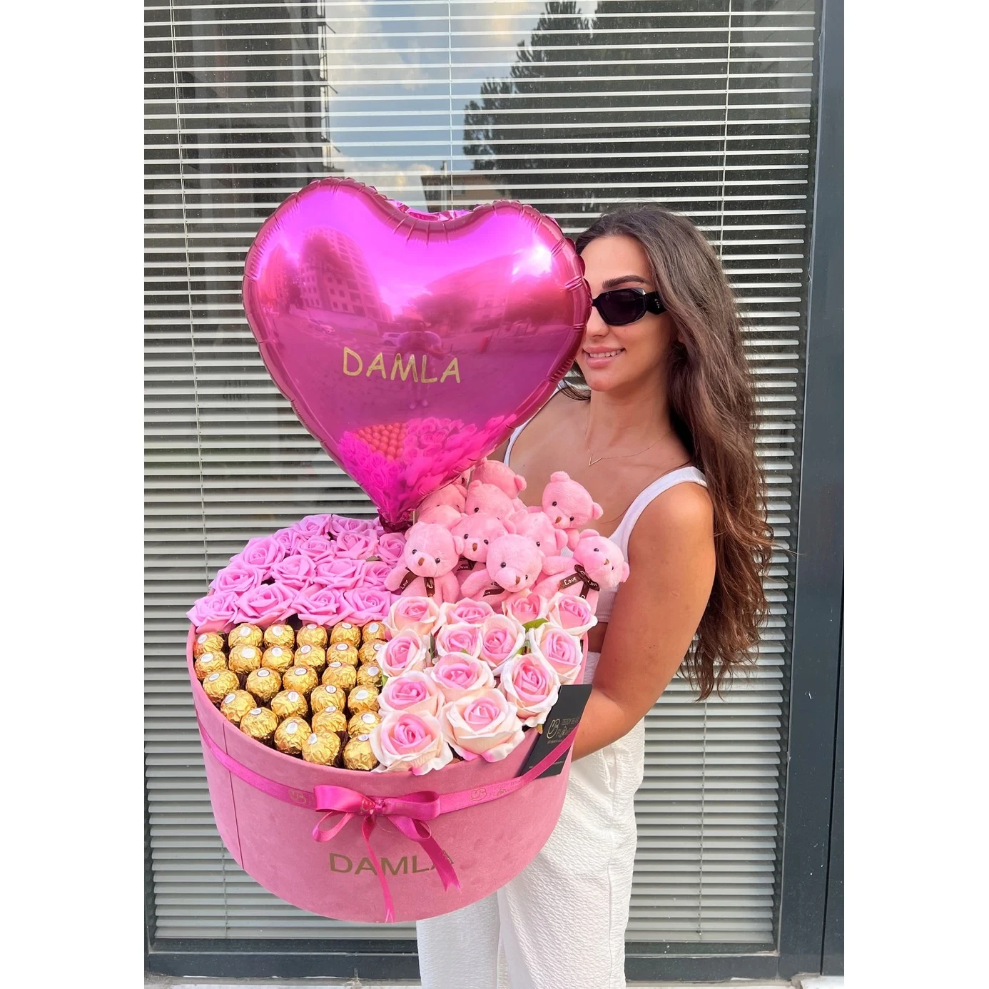 Luxury Kişiselleştirilebilir Pembe Kalp Balonlu Kadife Kutuda Pembe Güller & Ayıcık Çikolata 