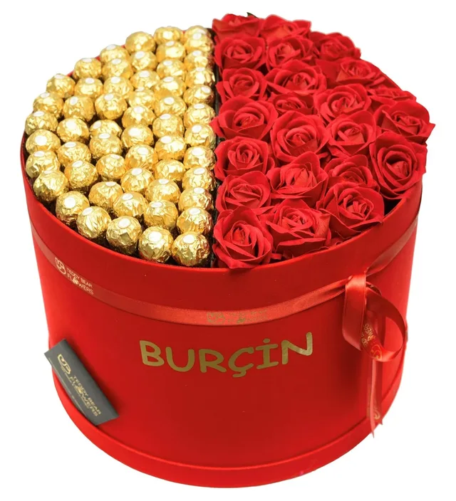 Kişiselleştirilebilir Dev Kadife Kutuda Kırmızı Güller & Ferrero Rocher Çikolata