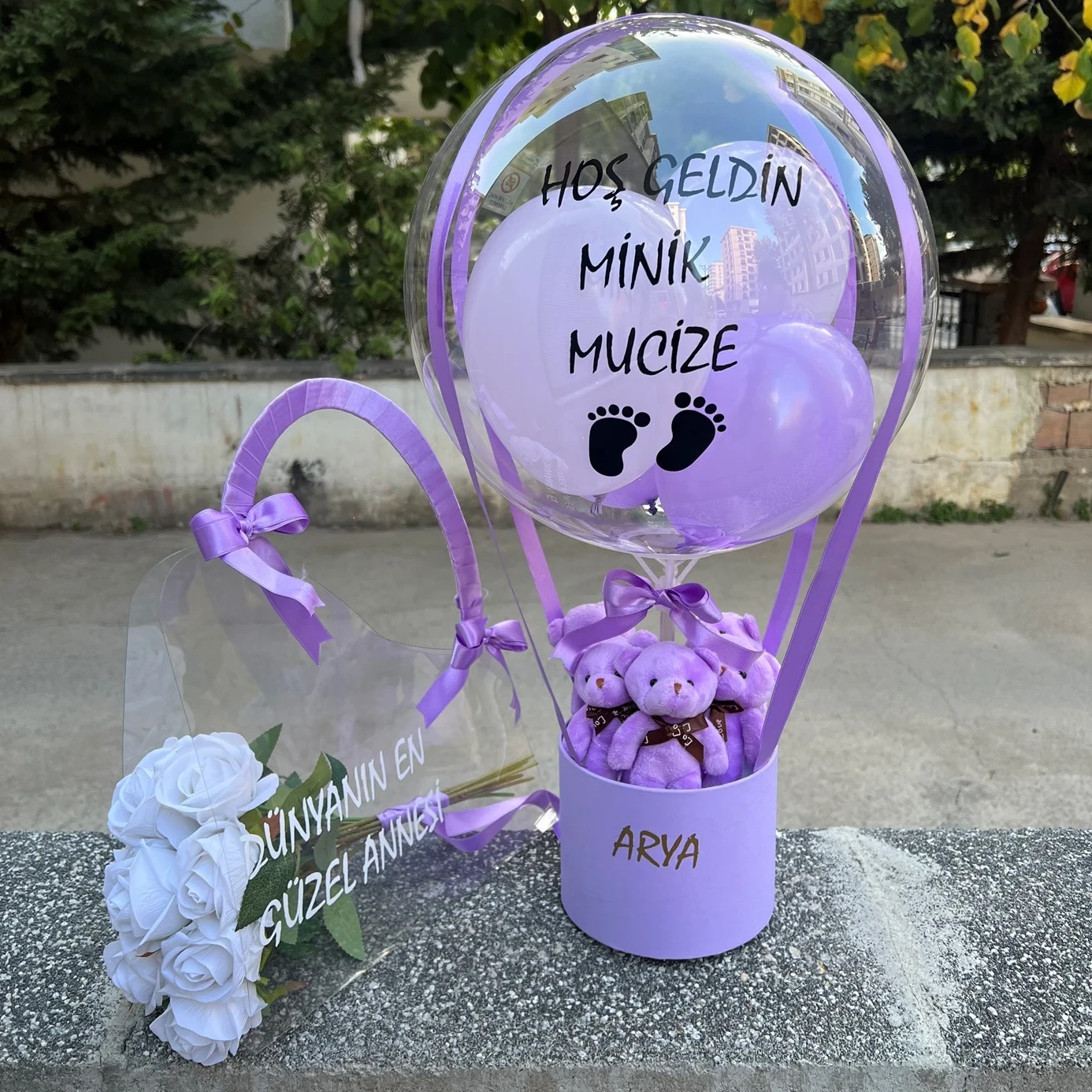 Lila Balon Kutusu & Çantada Beyaz Güller Anne Bebek Set 