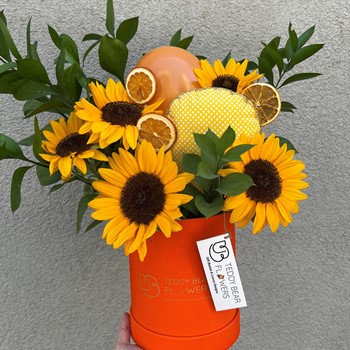 Kadife Tasarım Turuncu Kutuda Taze Ay Çiçekleri & Puantiye Yastık & Mini Balon | Premium Sunum