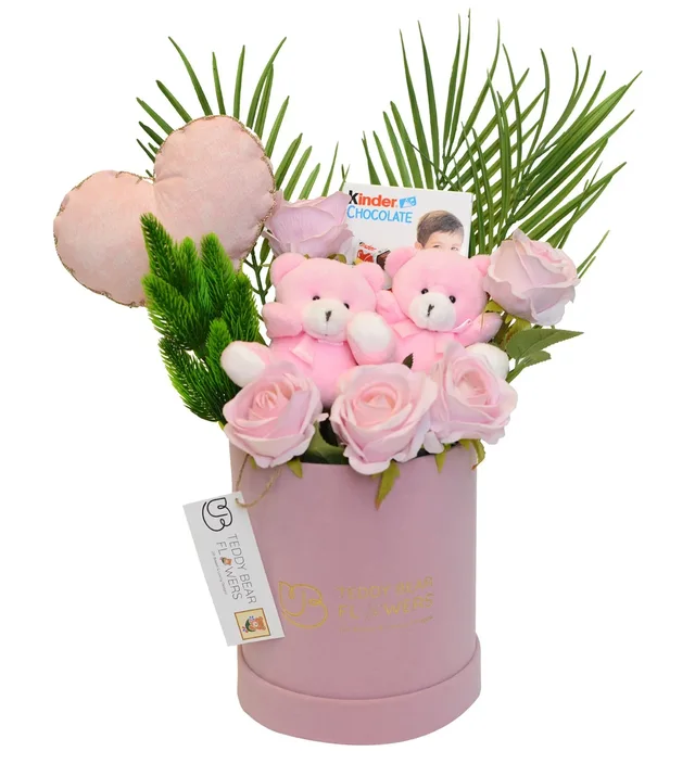 Premium Pembe Kadife Kutuda Pembe Güller, Kinder Çikolata, Pembe Kalp Yastık ve Ayıcıklar